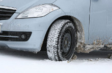 Skal man have nye vinterdæk til bilen, kan man med fordel gå ned i størrelse. De små og smallere dæk står nemlig ofte bedre fast, viser ny test. (Foto: FDM)