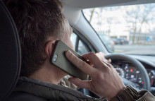 Folketinget har netop strammet loven, så det nu også koster et klip i kørekortet at bruge håndholdt mobil bag rattet. Sund fornuft, mener FDM. (Foto: FDM)