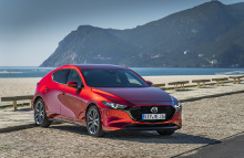 For at markere, at Mazda3 er den første bil i en helt ny generation, får de forskellige udstyrsniveauer nye betegnelser: Sense, Sky og Cosmo.