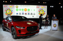 Elbilen Jaguar I-Pace blev mandag eftermiddag kåret som Car of the Year 2019 ved årets store biludstilling i Genève i Schweiz. (Foto: FDM)