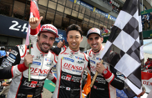 Bil nummer 8 med Fernando Alonso, Sébastien Buemi og Kazuki Nakajima skiftevis bag rattet sejrede i det legendariske 24-timers løb på Le Mans i Frankrig.
