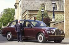 Ups. Dronning Elizabeth II's nye State Bentley med chaufføren, der måske, måske ikke, er skyld i den royale bule.