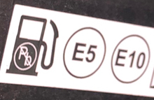 De fleste nye biler har et mærke i tankdækslet, der viser, at bilen er godkendt til den nye E10-benzin. Er man i tvivl, er det vigtigt, at man undersøger det, inden man tanker.