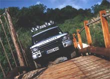 En junglebro er en af forhindringerne i Land Rovers nye legeland.