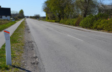 På nogle veje er vejstriberne slidt helt væk. Det betyder, at de systemer der hjælper bilen med at holde sin vejbane ikke virker. (Foto: FDM) 