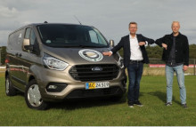 Tom Maxmølris, Ford Danmarks Head of Commercial Vehicles (tv.), og Andreas Lang Hedegaard, juryformand for Årets Varebil 2020 (th.).