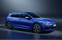 Den nye 320 hk Golf R er udstyret med et nyudviklet firehjulstræk, der er endnu mere effektivt og løfter køreglæden til nye højder. Golf R koster fra 709.995 kr.