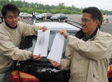 Toyotas teknikere demonstrerer diesel-katalysatoren evner.