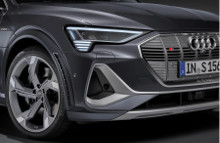Audi e-tron S Sportback med digitale matrix LED-forlygter.