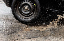 Et vedligeholdelsesefterslæb på knap 4 mia. kr. fører til masser af småsten og tusindvis af huller i vejene, der skader bilerne. Nye biler er ekstra udsatte.