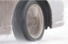 Uventet sne og is spiller mange bilister et puds i disse dage. Stadig flere kører uden vinterdæk, viser dækoptælling fra Rådet for Større Dæksikkerhed.