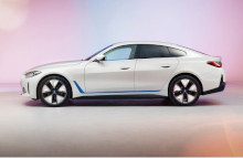Konceptbilen BMW i4 Concept så dagens lys i marts 2020. Her, et år senere, præsenteres så den produktionsklare model, som ikke ligger langt fra konceptbilen.