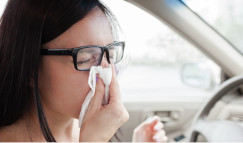 Udover en lav temperatur i bilen tørrer airconditionen luften ud, og det resulterer ofte i ekstra tørre slimhinder og ondt i halsen.