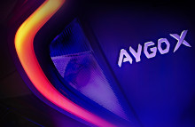 Aygo X skal bygges samme sted som Aygo, nemlig på Toyotas bilfabrik i Kolin i Tjekkiet, og den endelige produktionsmodel vil blive afsløret for første gang i starten af november.