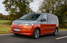 Den nye Multivan kommer i to karrosseristørrelser og med plug-in-hybrid-drivlinje til priser fra 479.995 kr.