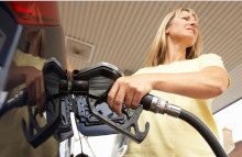 Priserne på benzin og diesel fortsætter med at stige resten af året. Se her hvordan du kører længere for de samme penge.