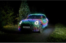 MINI har bragt den legendariske julesang "Driving Home for Christmas" tilbage til, hvor det hele begyndte - nemlig i en MINI.