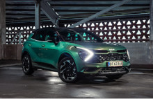 Priserne for en veludstyret Sportage med 150 hestes benzinmotor og manuelt gear starter fra kr. 334.900,-. For yderligere 30.000,- f&aring;r man 7DCT. 