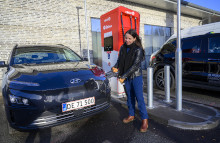 Elbiler er ikke bare gode for klimaet, de er ogs&aring; bedre for bil&oslash;konomien. For selvom de er dyrere at k&oslash;be, er de samlet billigere at eje end benzinbiler.