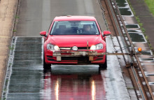 Der er stor forskel p&aring; de enkelte d&aelig;ks egenskaber. Vigtigst er dog et godt vejgreb og kort bremsel&aelig;ngde p&aring; v&aring;d og t&oslash;r vej. (Foto: FDM/ADAC)