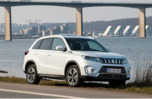 Den 3. april er Suzuki forhandlerne klar til premieren på Suzuki Vitara S-Hybrid, der introducerer et nyt selvopladende hybridsystem, hvor bilen også kan køre på strøm.