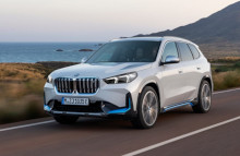 BMW X1 sDrive18i har premiere i oktober, og i november følger BMW iX1 xDrive30 samt de to plug-in-hybrid udgaver. 