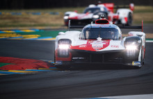 Det var Toyotas GR010 HYBRID Le Mans Hypercar med nummer 8, der kørte først over målstregen med Brendon Hartley bag rattet.