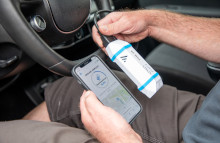 Via en dongle i bilens OBD-stik tester FDM batteriets såkaldte State of Health. Testen kan laves på både på elbiler og plugin-hybrider. (Foto: FDM)