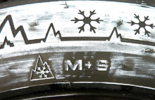 Vinterdækkene kan kendes på snefnug-symbolet, og at de er M+S mærket. Det står for Mud+Snow. (Foto: FDM/ADAC)