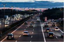 Danskerne løfter fortsat foden fra speederen på motorvejen, og med høje elpriser kan også elbilister spare mange penge, hvis de sænker farten.