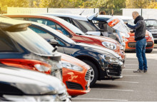 Antallet af køb af nye biler er faldet siden marts, og nye tal indikerer, at mange bilejere fortsat vil udskyde købet af den næste bil.