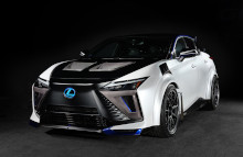 Foreløbig nøjes Lexus med at vise RZ Sports Concept frem som konceptbil. Den almindelige udgave af elbilen Lexus RZ introduceres i Danmark til foråret.