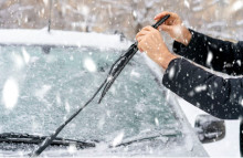Vinteren er årets hårdeste tid for biler, men fire uheldige vaner kan gøre ondt værre. Nederst får du en gør det selv-guide til vintermånederne.