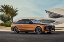 BMW i7 M70 xDrive i "two-tone" lakering med metallak-farverne BMW Individual Liquid Copper og Sapphire Black.