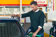 Der venter bl.a. bilisterne højere afgifter på både benzin, diesel og el i det nye år, viser FDMs gennemgang af de nye regler, satser og afgifter for 2024. (Foto: FDM)