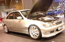 Denne koncept-bil fra 2001 Essen Motor Show er forløberen for den kommende IS200 med V8-motor.