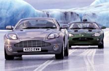 James Bonds Aston Martin Vanquish V12 tæt fulgt af skurken Zaos Jaguar XKR V8.