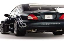 Den kæmpe hækvinge og de meget, meget brede dæk giver Jaguar X-Type Racing Concept dens aggressive udseende.
